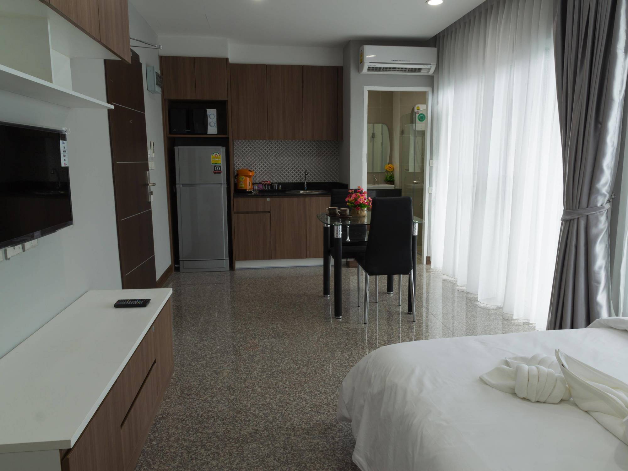 Modernbright Laemchabang Aparthotel Bang Lamung Exterior photo
