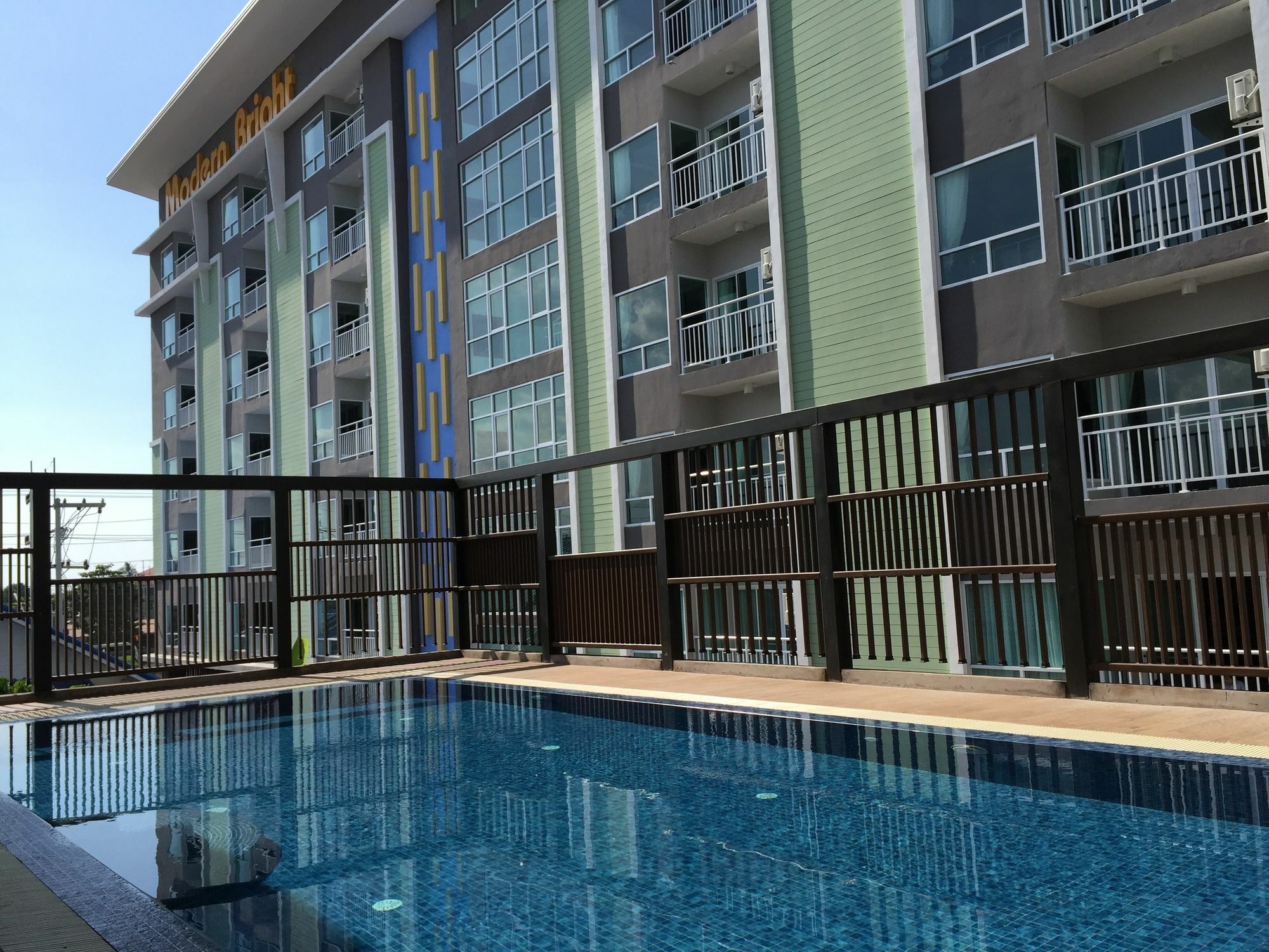 Modernbright Laemchabang Aparthotel Bang Lamung Exterior photo